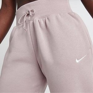 XL Nike Joggers - Diluted Taupe

These are in excellent condition.